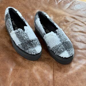 NWT TOMS Women's Black and Gray Fuzzy Slip ons